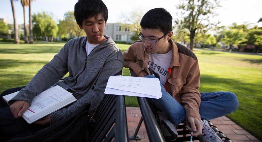 两个学生在外面一起学习数学